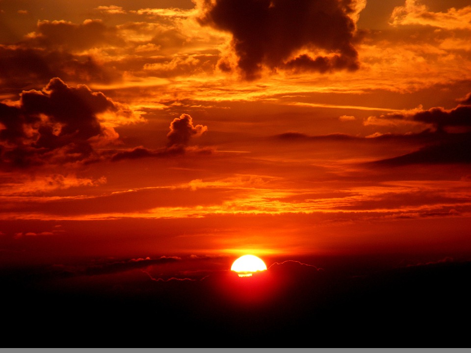 Alabar… aunque es de noche…